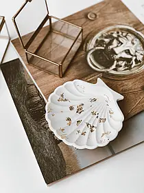 Гіпсове кашпо Shell з золотим декором, фото реквізит для предметної зйомки ⟷11см,↑2см